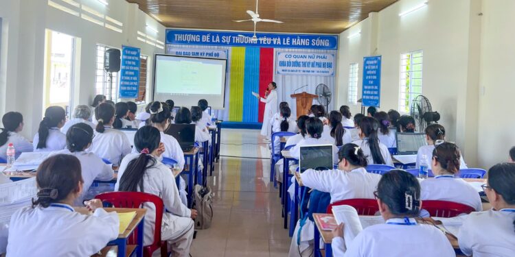 KHÓA BỒI DƯỠNG THƯ KÝ NỮ PHÁI CÁC HỌ ĐẠO, CƠ SỞ ĐẠO, ĐIỂM SINH HOẠT TÔN GIÁO TẬP TRUNG